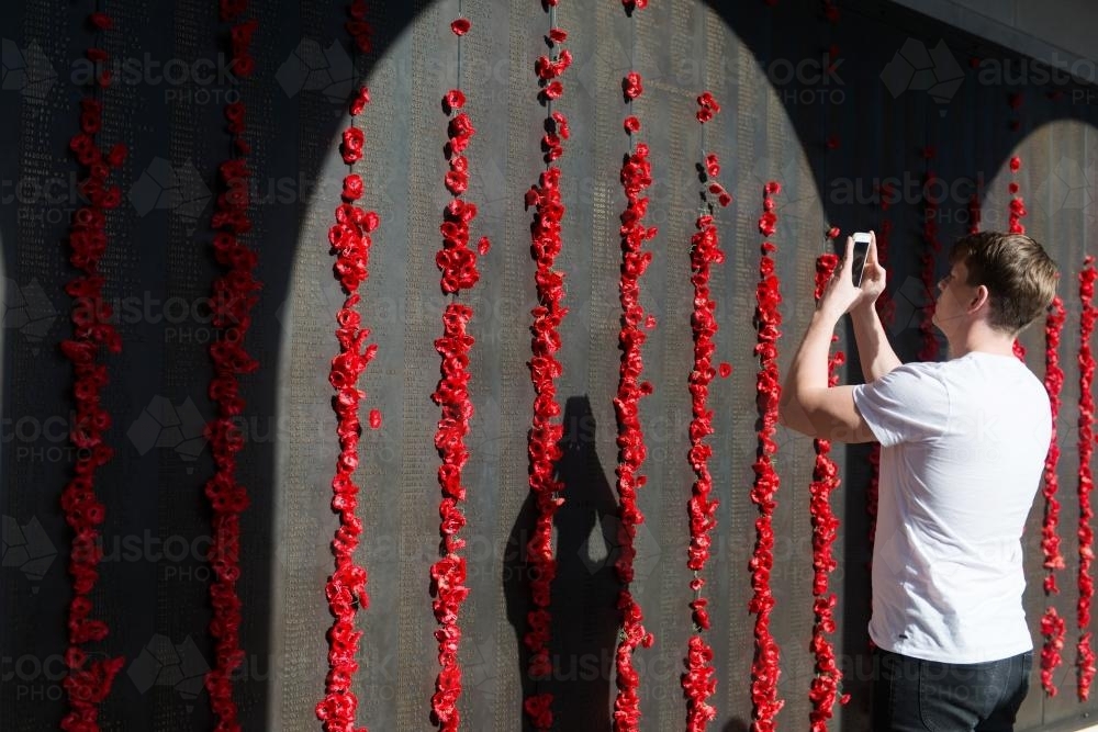 ANZAC DAY at the Australian War Memorial, man taking a photo with his iphone - Australian Stock Image