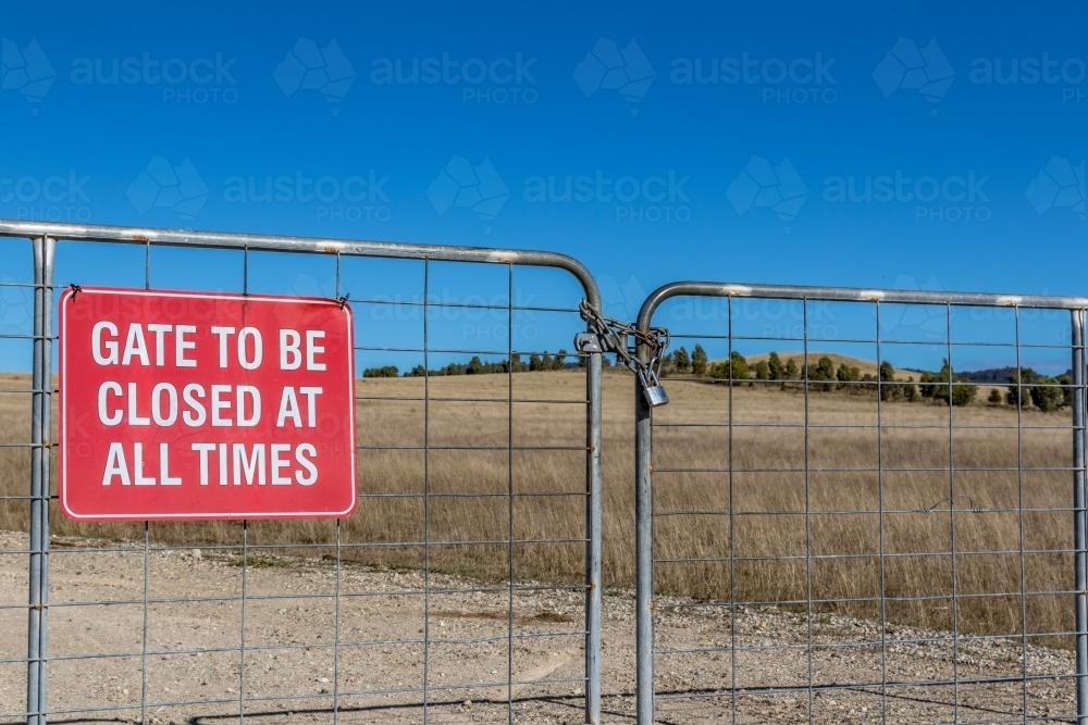 Gate to be closed at all times sign on gate - Australian Stock Image