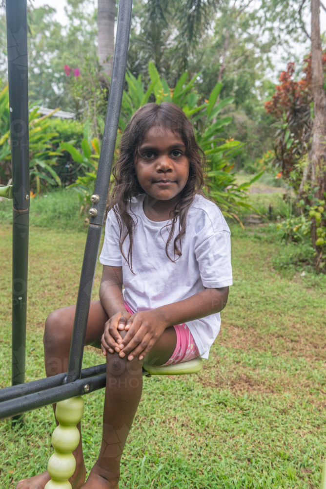4 year old aboriginal girl with sore knee - Australian Stock Image