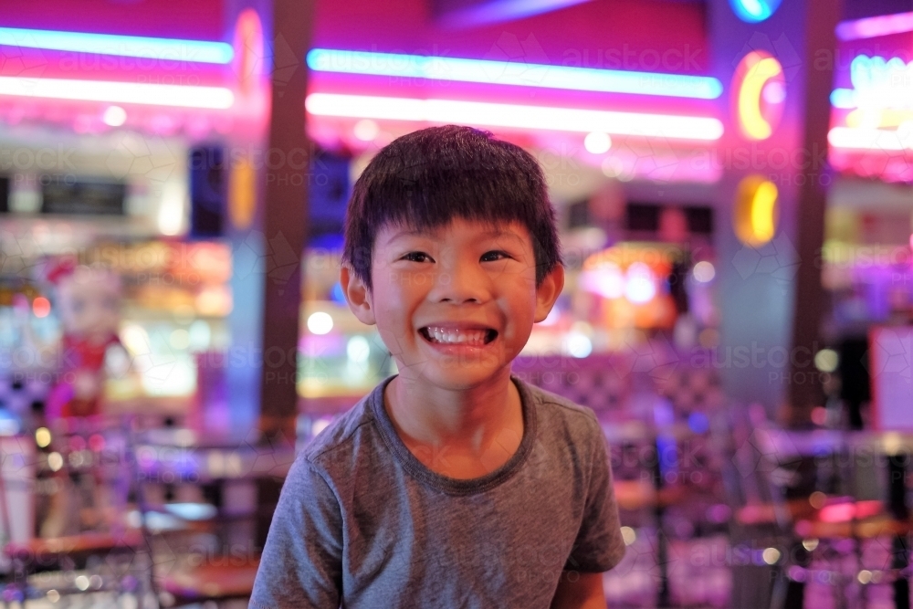 A happy kid in an American 50's style diner - Australian Stock Image