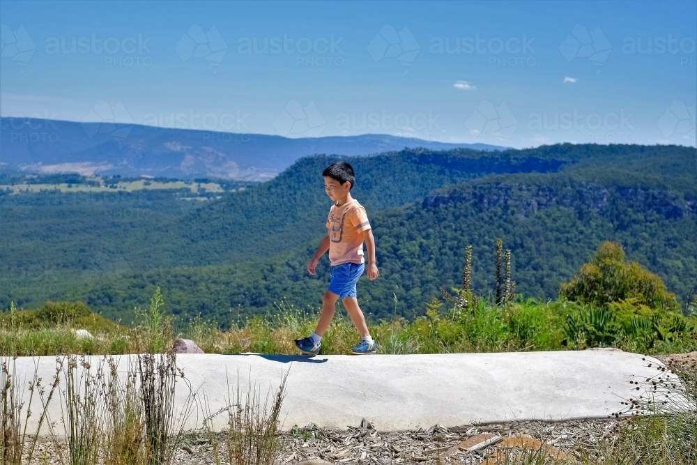 a kid going for a walk overlooking the Jamison valley - Australian Stock Image