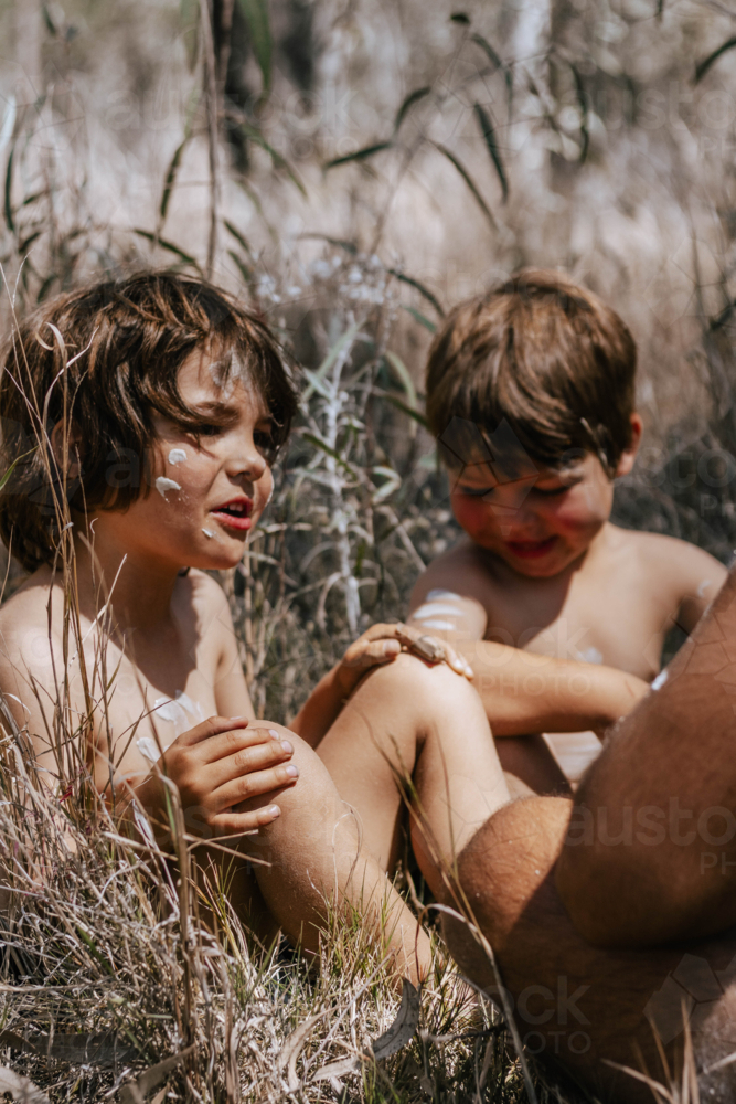 Aboriginal culture, young children learning on country - Australian Stock Image
