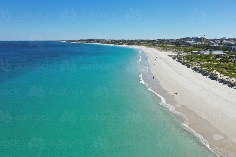 Aerial view along the ocean water at Leighton Beach on a clear summer morning, in Perth.. - Australian Stock Image