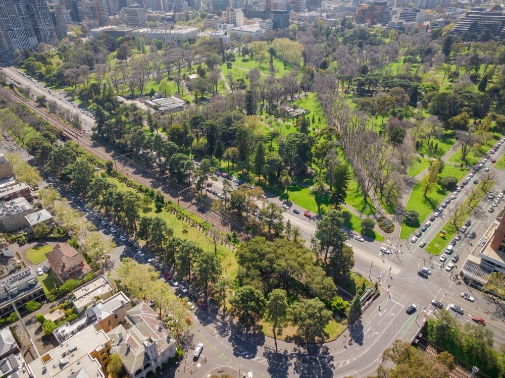 Aerial view of a busy street intersection surrounding a large inner city park - Australian Stock Image