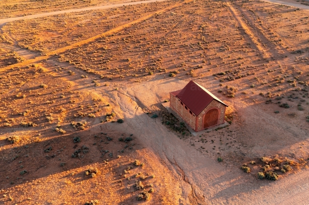 Aerial view of a solitary building in a arid outback landscape - Australian Stock Image