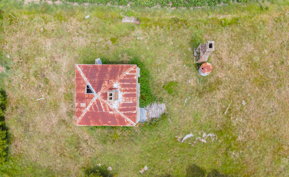 Aerial view of derelict Farmhouse outside Glen Innes - Australian Stock Image