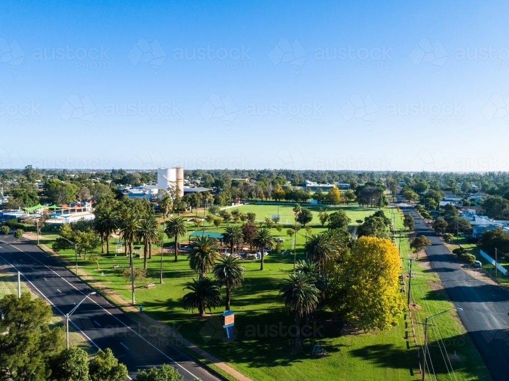 Aerial view of green park in small aussie town of Narromine - Australian Stock Image