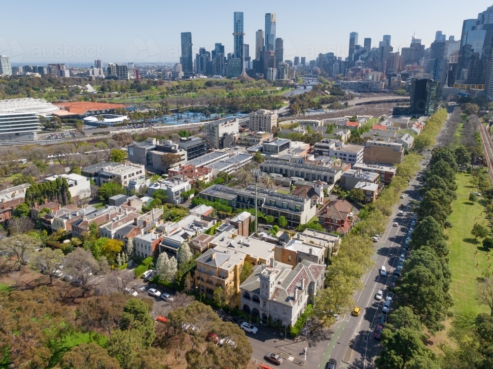 Aerial view of stately homes on an inner city block bordered by parkland and high rise buildings - Australian Stock Image