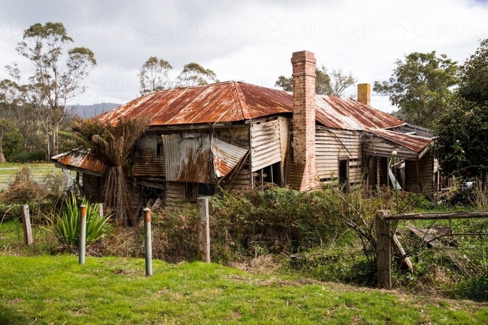 An abandoned rusty house in the country side - Australian Stock Image