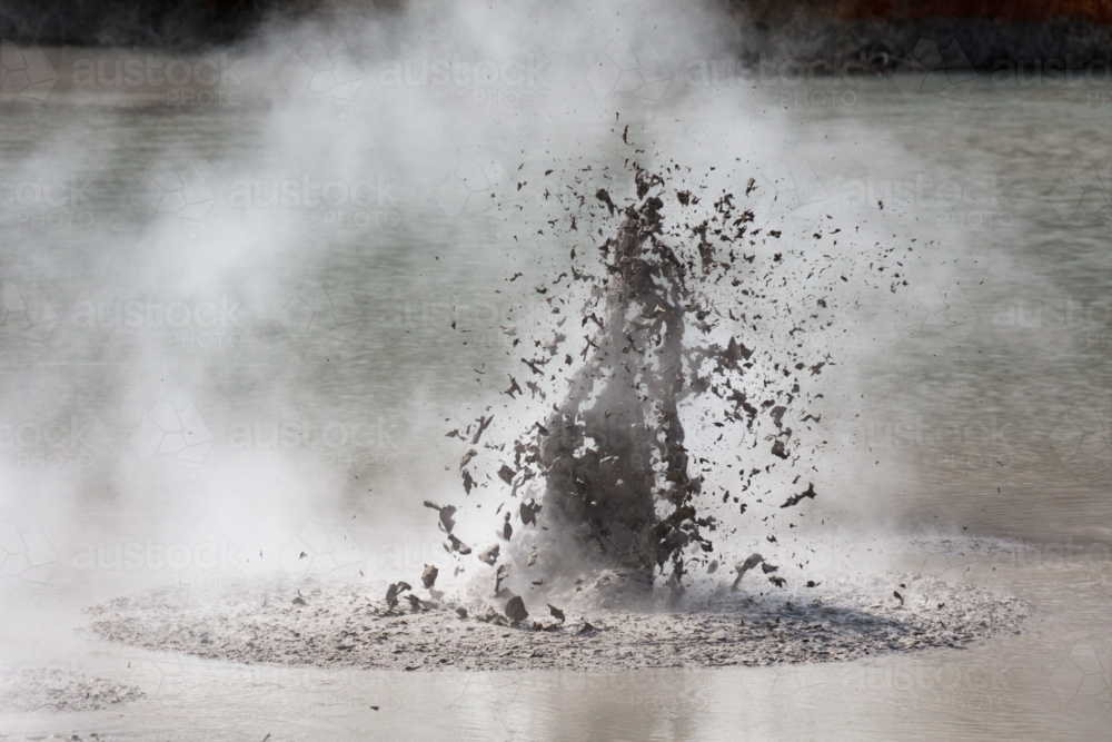 Image of An exploding hot mud pool in Wai-O-Tapu Thermal Wonderland ...