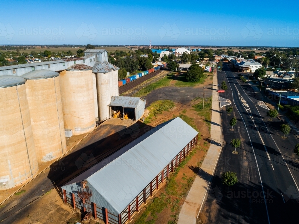 Aussie country town scene in Narromine of grain silos and shed - Australian Stock Image