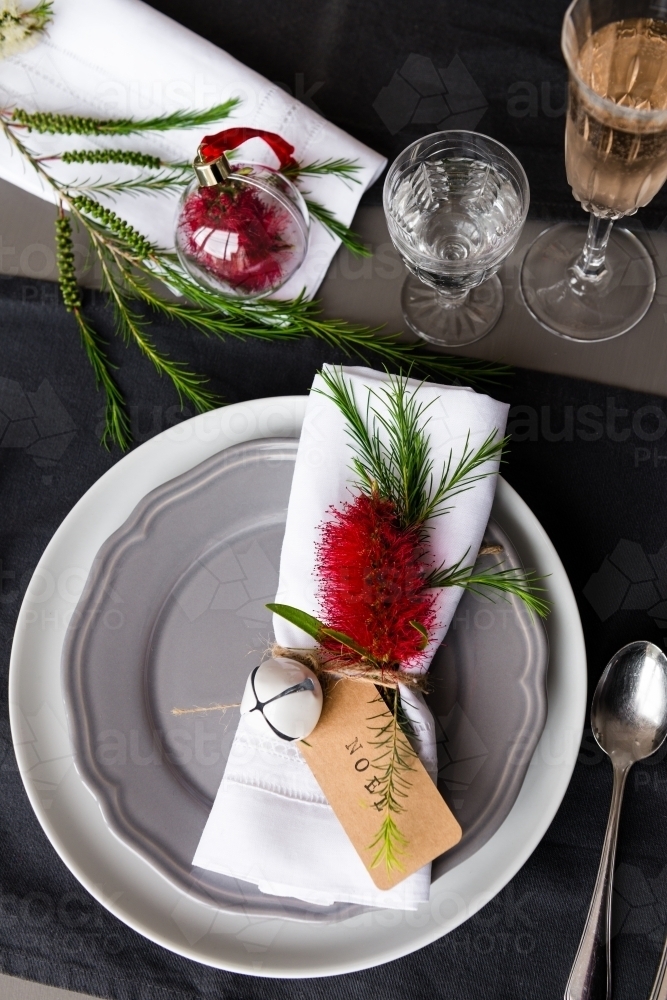 australian christmas table place setting with a bottlebrush flower and tag reading "noel" - Australian Stock Image