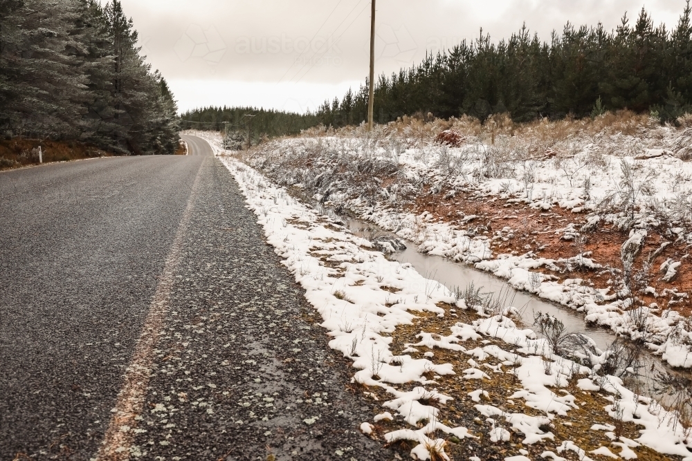 Australian country roads during snowy winter season at Shooters Hill, NSW - Australian Stock Image