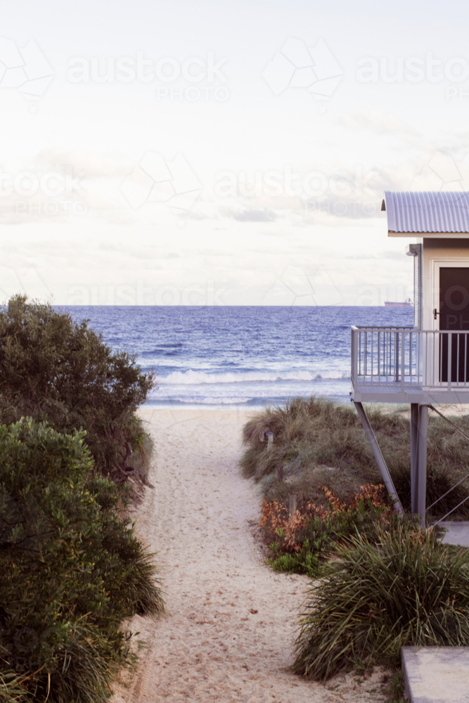 Beach observation hut standing on a sandy path that leads directly to the ocean - Australian Stock Image