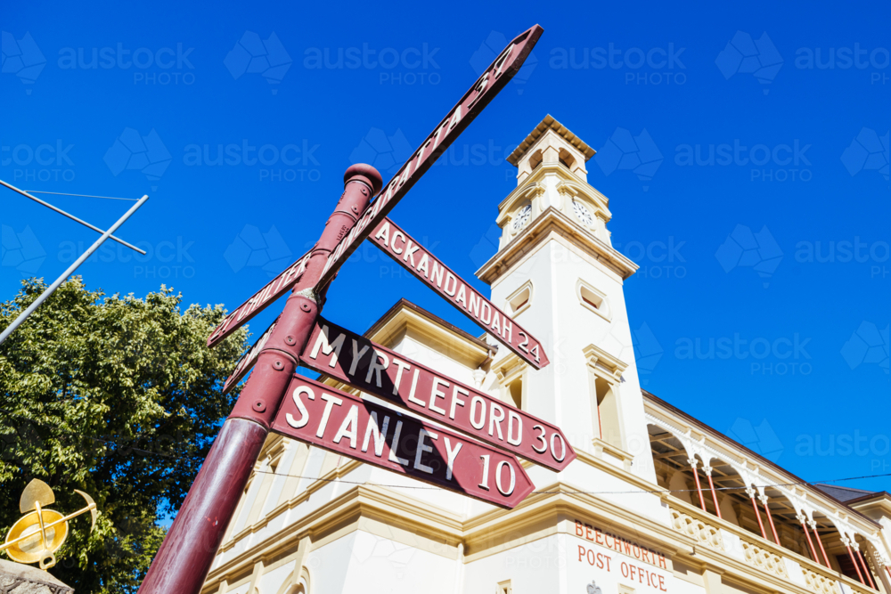 BEECHWORTH, AUSTRALIA - JANUARY 1 2025: Historic Beechworth Post Office and signage in summer - Australian Stock Image
