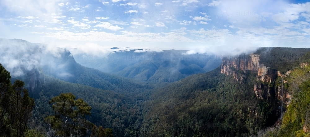Bridal Veil Falls waterfall with clearing cloud and sandstone cliffs seen from Govetts Leap - Australian Stock Image
