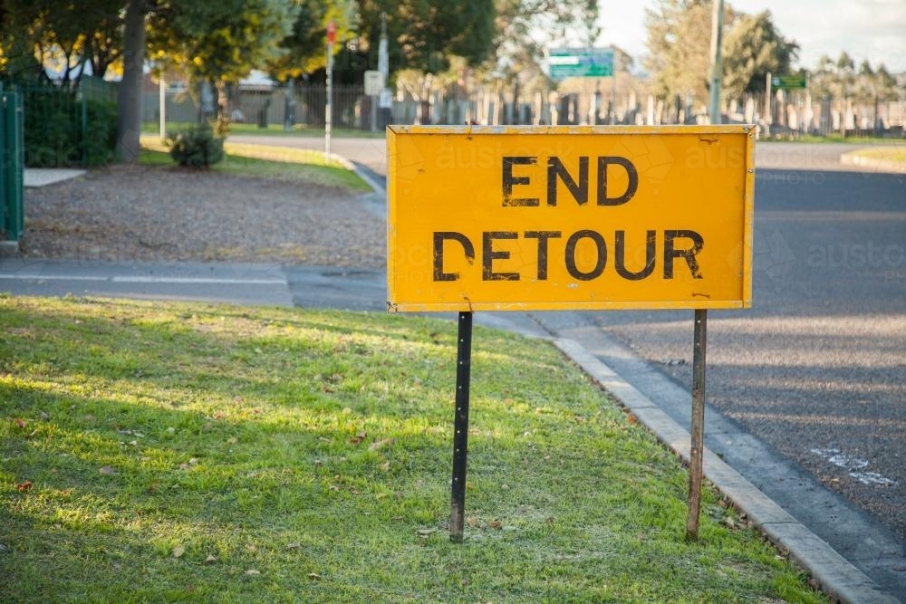 Bright end detour sign beside the road - Australian Stock Image