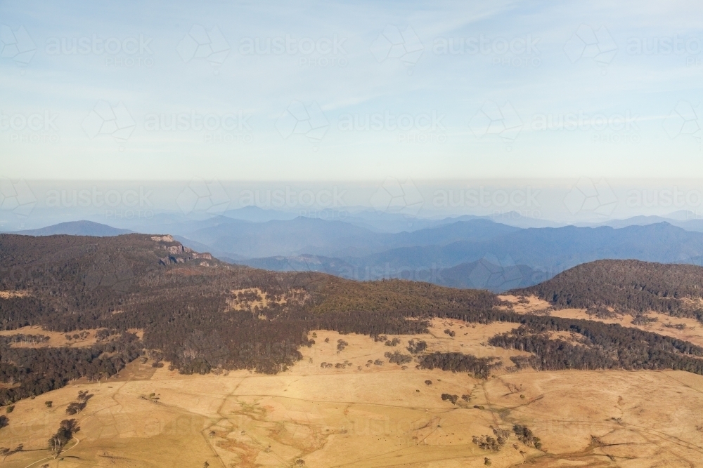 Brown australian landscape with hazy hills in the distance - Australian Stock Image