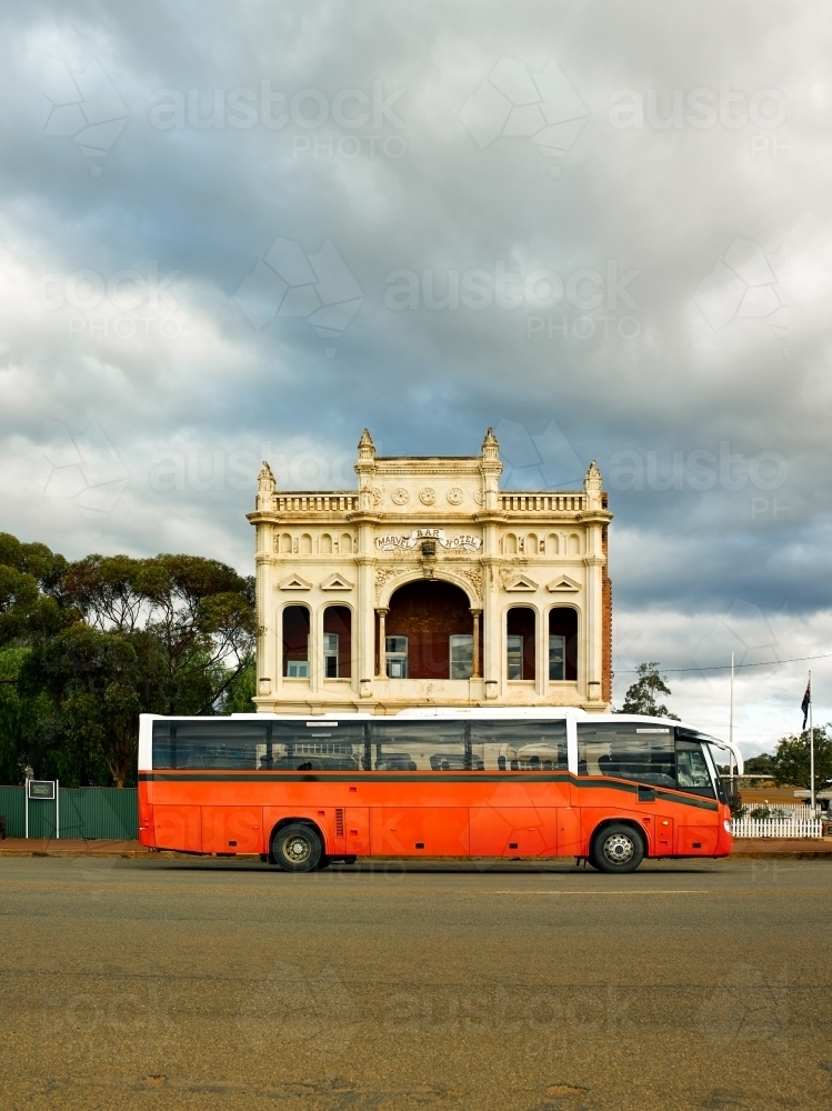 Bus parked in front of heritage building in a remote mining town - Australian Stock Image