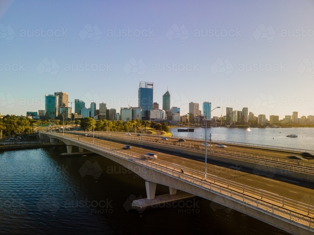 Cars on Narrows Bridge crossing the Swan River in Perth - Australian Stock Image