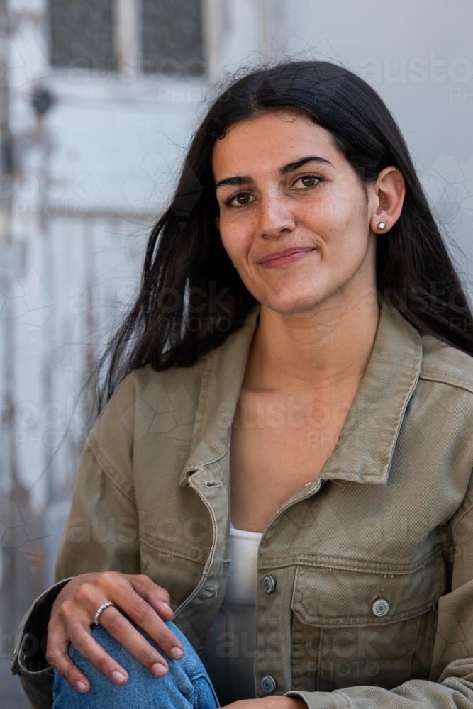 casual portrait of indigenous australian woman - Australian Stock Image