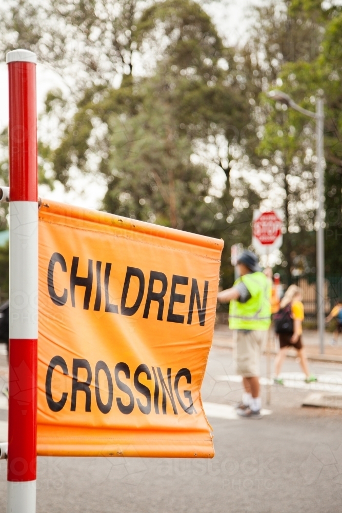 Children crossing sign outside Australian school - Australian Stock Image