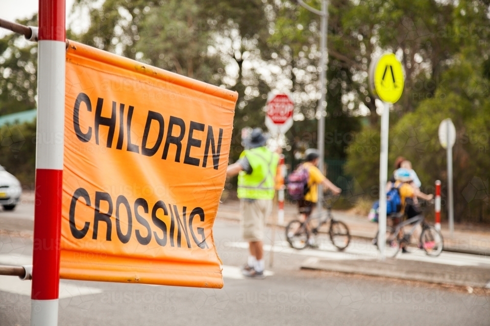 Children crossing sign outside Australian school - Australian Stock Image
