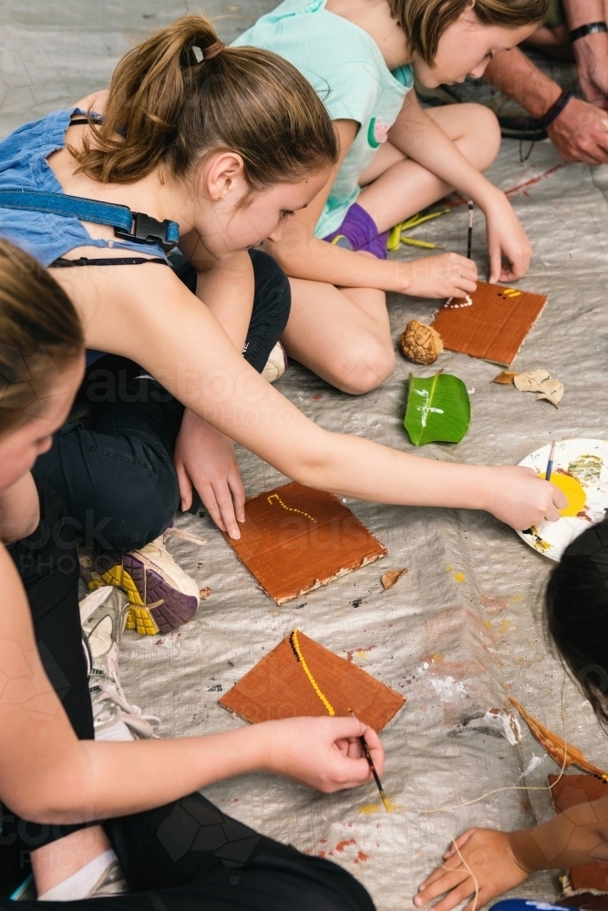 children doing a workshop on aboriginal painting in the NT - Australian Stock Image