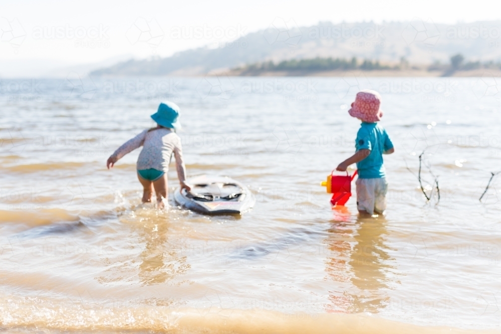 Children playing in the water at Wyangala dam - Australian Stock Image