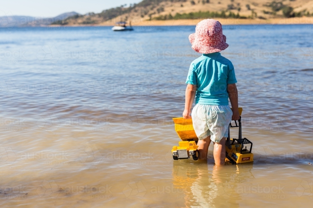 Children playing in the water with toys at Wyangala dam - Australian Stock Image