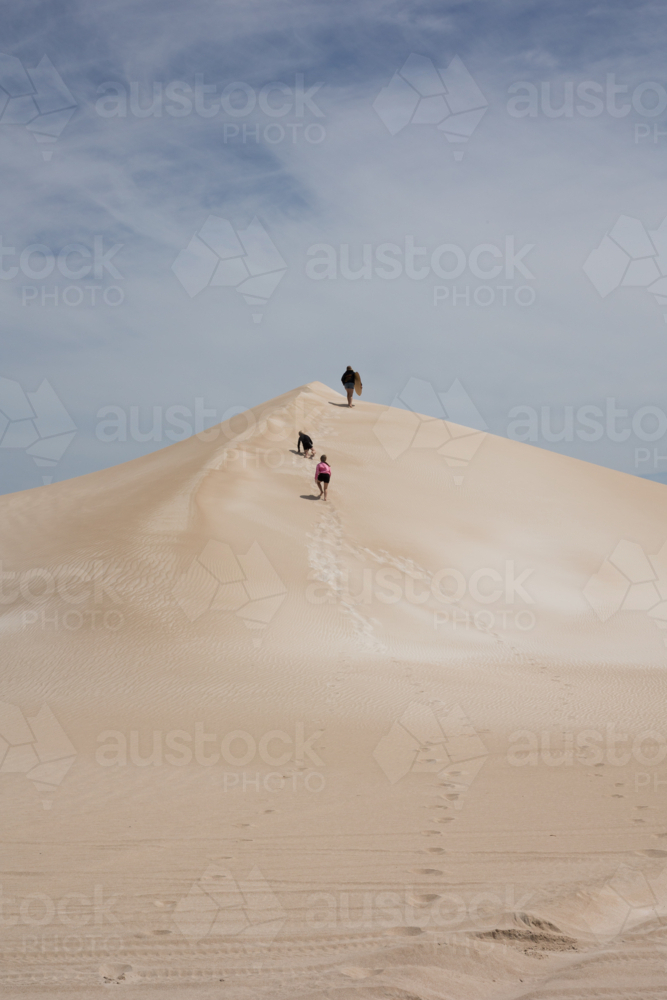 Children running up sand dune at Fowlers Bay - Australian Stock Image