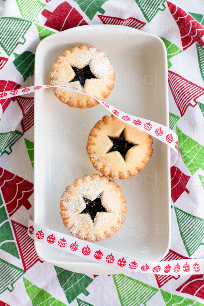 Image of christmas traditional treat, fruit mince pies with a xmas ...