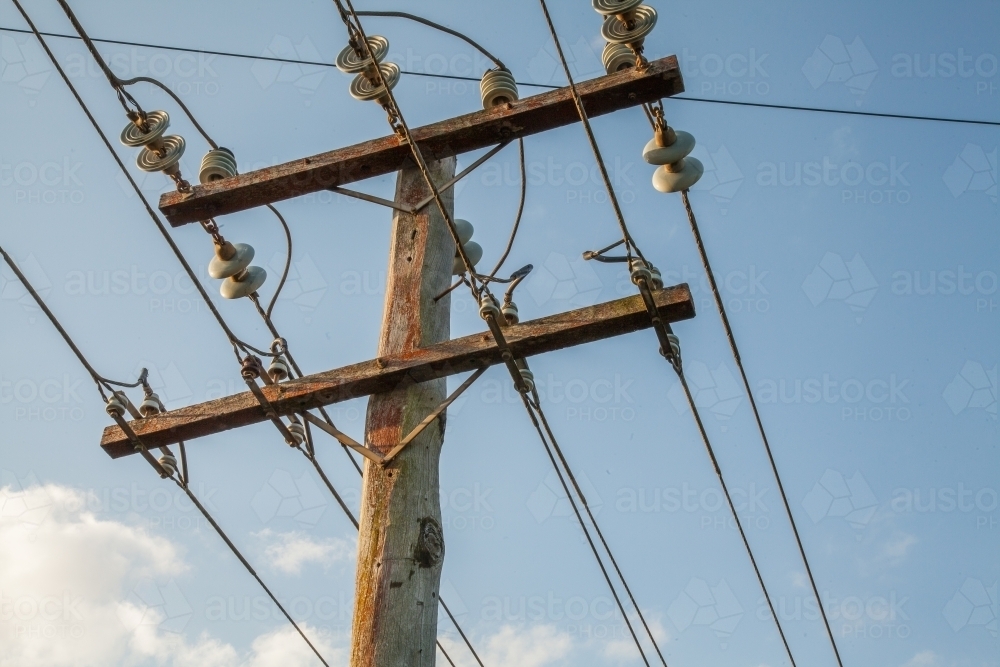 Overhead pole structure holding power lines to carry electricity