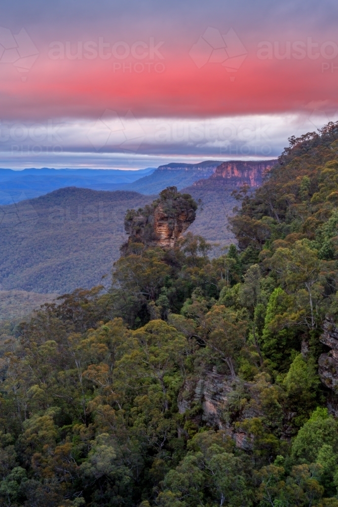 Cloudy skies hover above and stunning views to Orphan Rock, Blue Mountains, Australia - Australian Stock Image