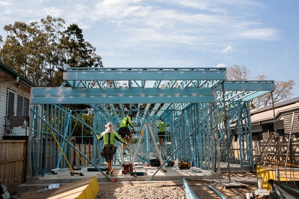 Image of construction work on a suburban steel frame house - Austockphoto
