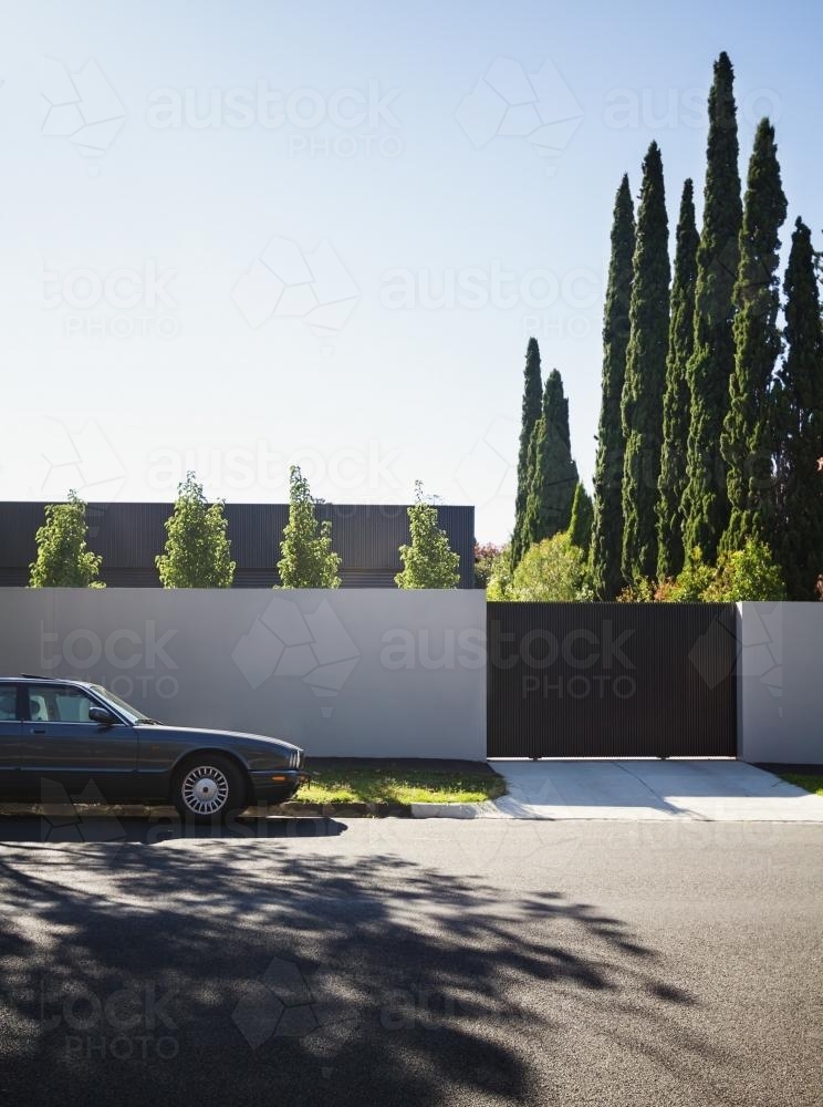 Contemporary home and garden in Melbourne suburban streetscape - Australian Stock Image
