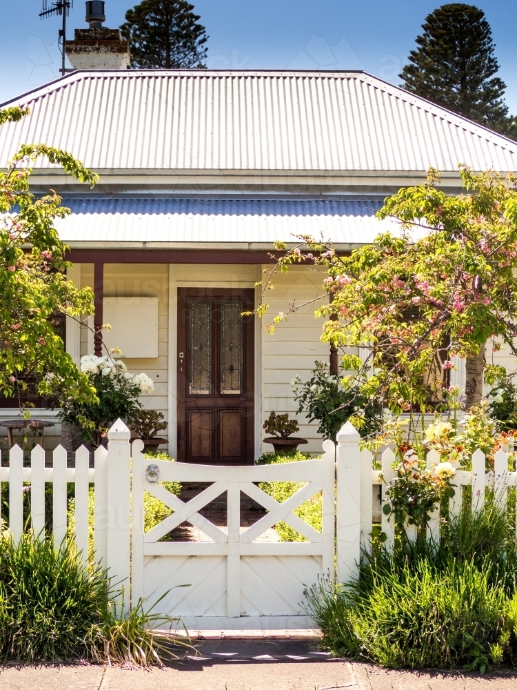 Country cottage with inviting entrance through the gate - Australian Stock Image
