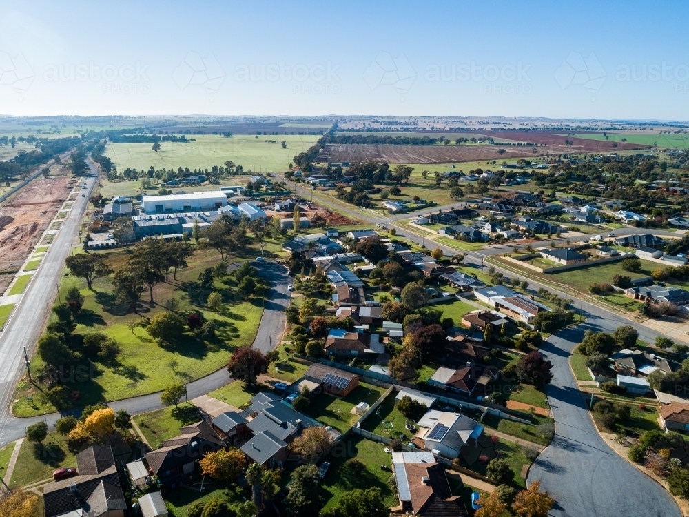 Cul-de-sac streets in rural township of Coolamon, NSW farm paddocks on horizon - Australian Stock Image