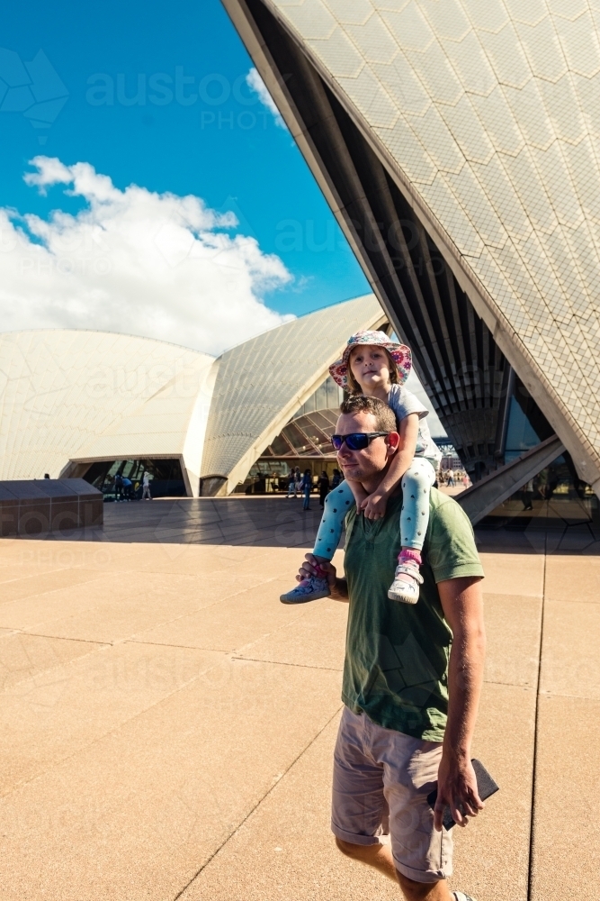 dad carrying daughter on his shoulders - Australian Stock Image