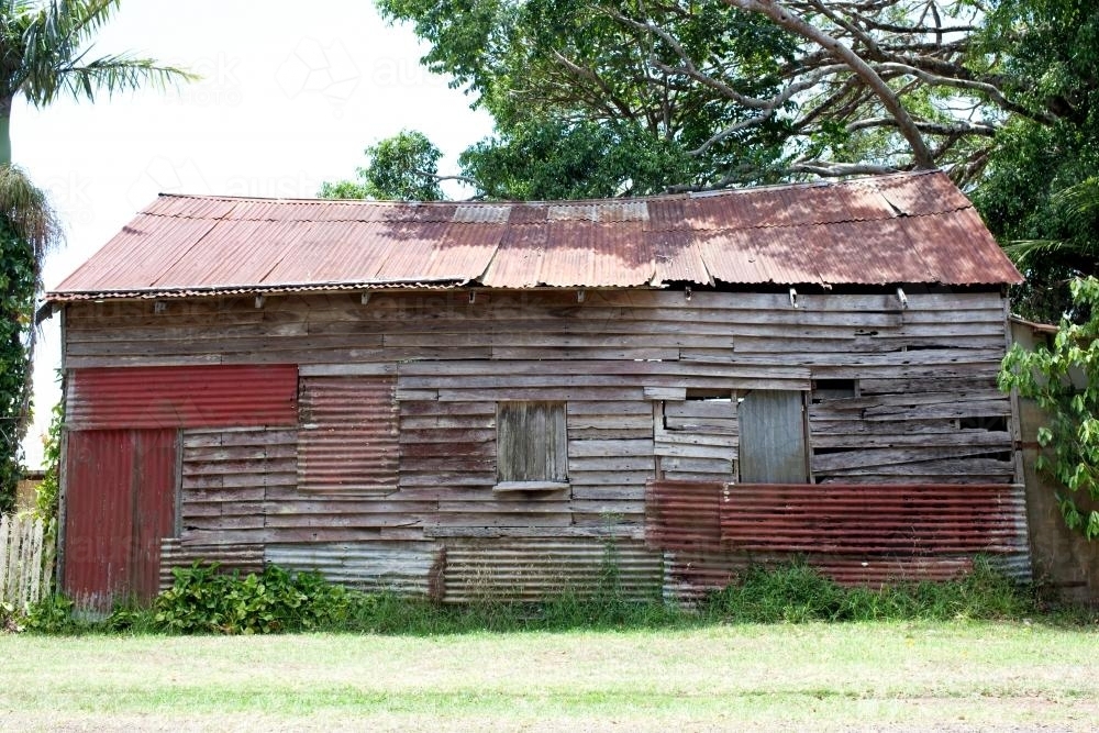 Dilapidated wooden shack - Australian Stock Image