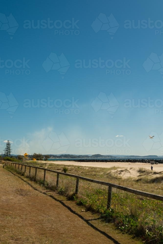 Dirt path and fence beside seaside and Coolangatta beach - Australian Stock Image
