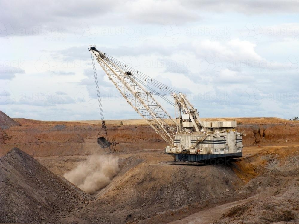 Dragline moving overburden in a coal mine - Australian Stock Image