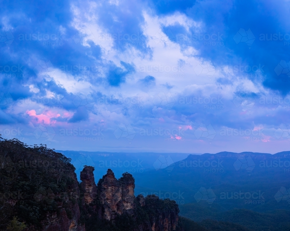 Dramatic clouded dusk sky over The Three Sisters in Blue Mountains - Australian Stock Image