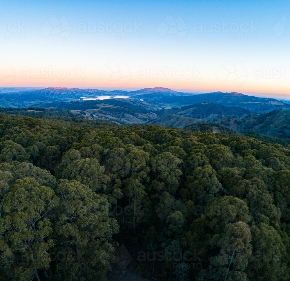 Dusk light over hills with view towards Lake St Clair in the Hunter Valley - Australian Stock Image
