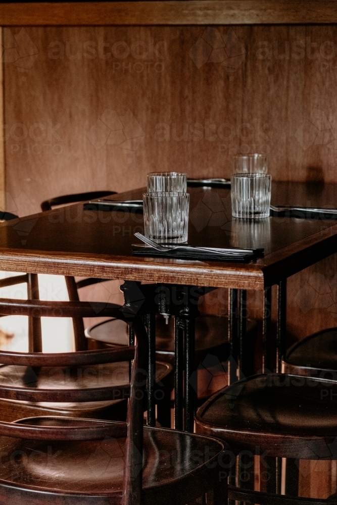 Empty Rauntant Table Inside Image of Empty set table inside a restaurant - Austockphoto