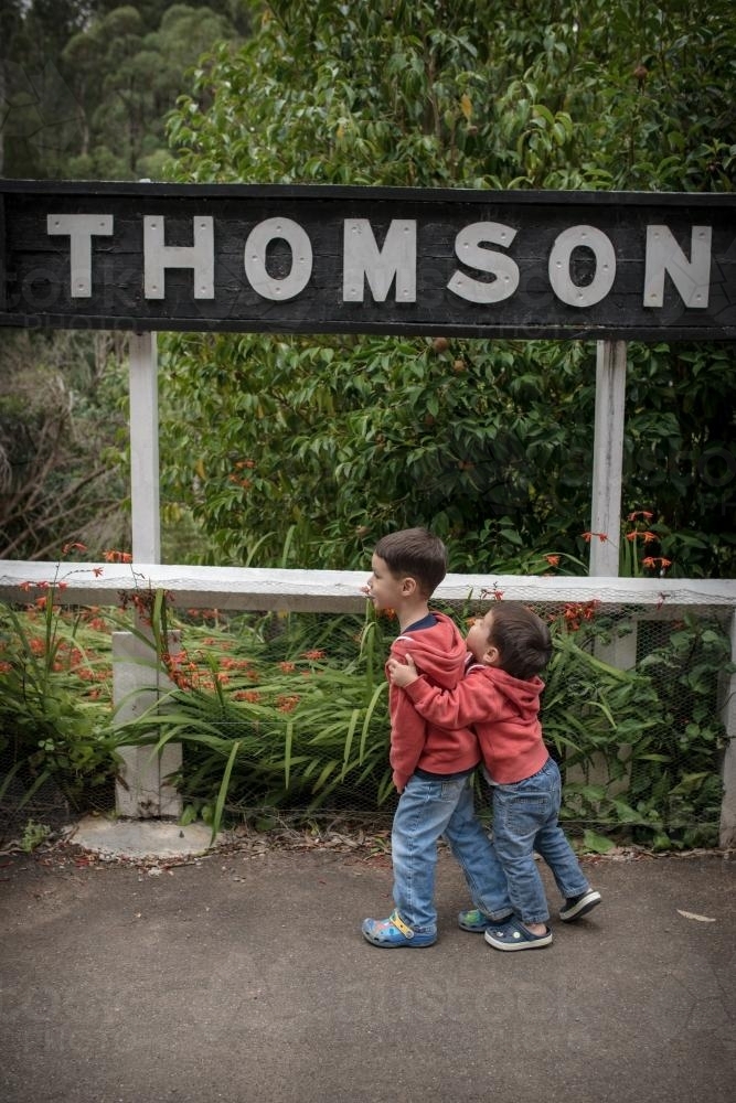 Excited 2 year old and 4 year old mixed race brothers wait for the Walhalla historic train - Australian Stock Image