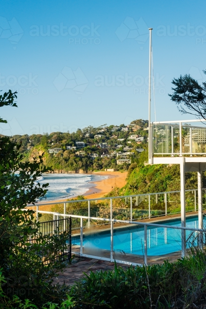 expensive housing in Sydney overlooking the beach - Australian Stock Image