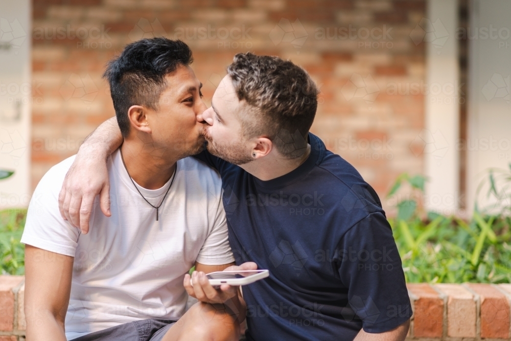Gay men kissing - Australian Stock Image