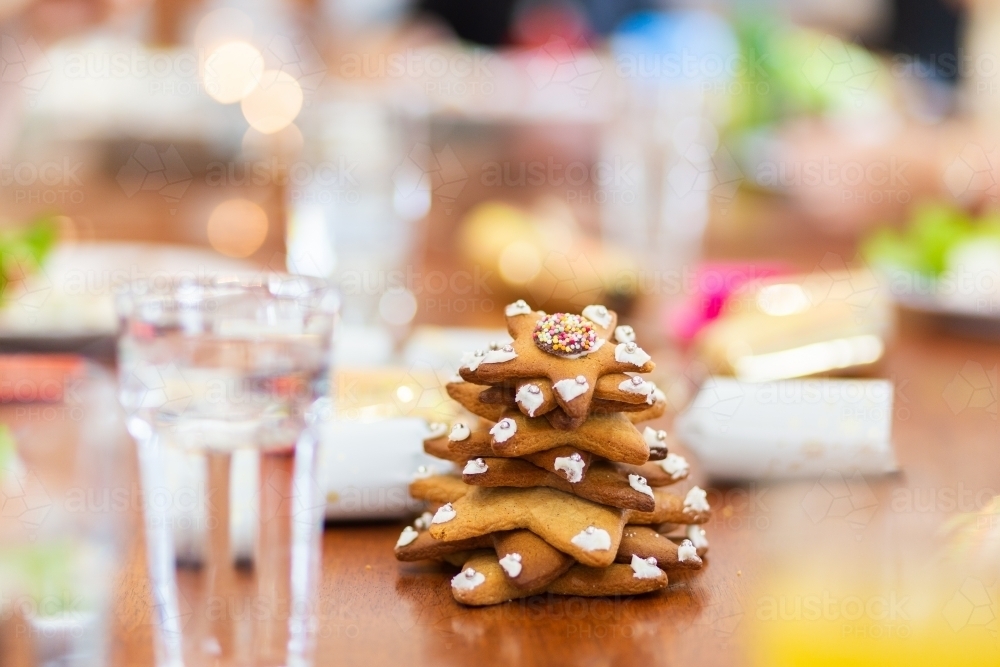 Gingerbread biscuit tree decoration on Christmas lunch table - Australian Stock Image