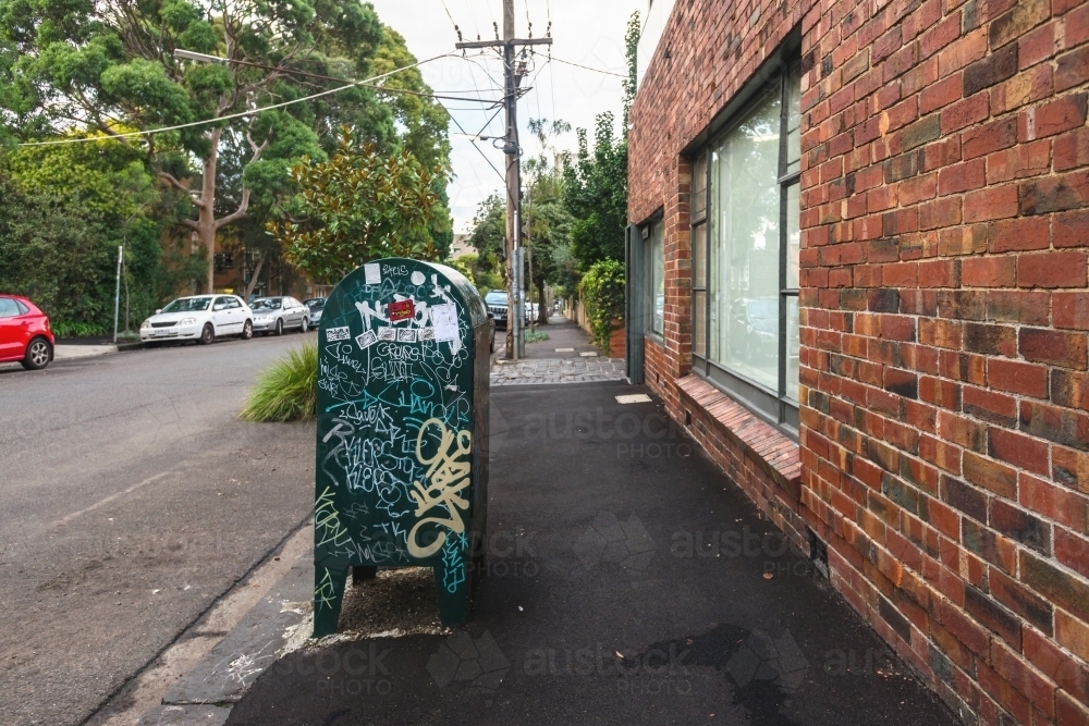 grungy urban street scene, graffiti rubbish bin - Australian Stock Image